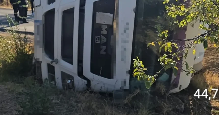 Autotren răsturnat pe Dealul Colibași. Intervin pompierii și SMURD