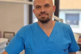 Boala parodontală poate evolua fără durere. Semnele care impun consult stomatologic