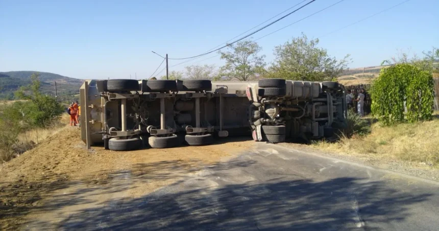 Circulația rutieră este blocată joi dimineață pe DN 67 Drobeta-Turnu Severin