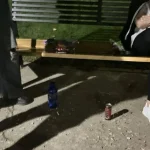 Două tinere, amendate pentru coji aruncate pe aleile din Parcul Rozelor