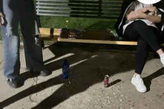 Două tinere, amendate pentru coji aruncate pe aleile din Parcul Rozelor