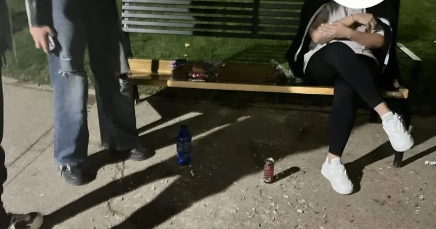 Două tinere, amendate pentru coji aruncate pe aleile din Parcul Rozelor