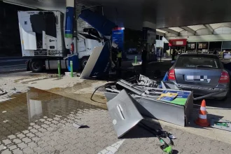 TIR a intrat într-o benzinărie la Călimănești; zonă evacuată pe o rază de 200 de metri